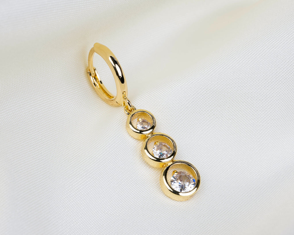 Handgemaakte 14k gold plated oorbel met een hanger van witte zirkonia