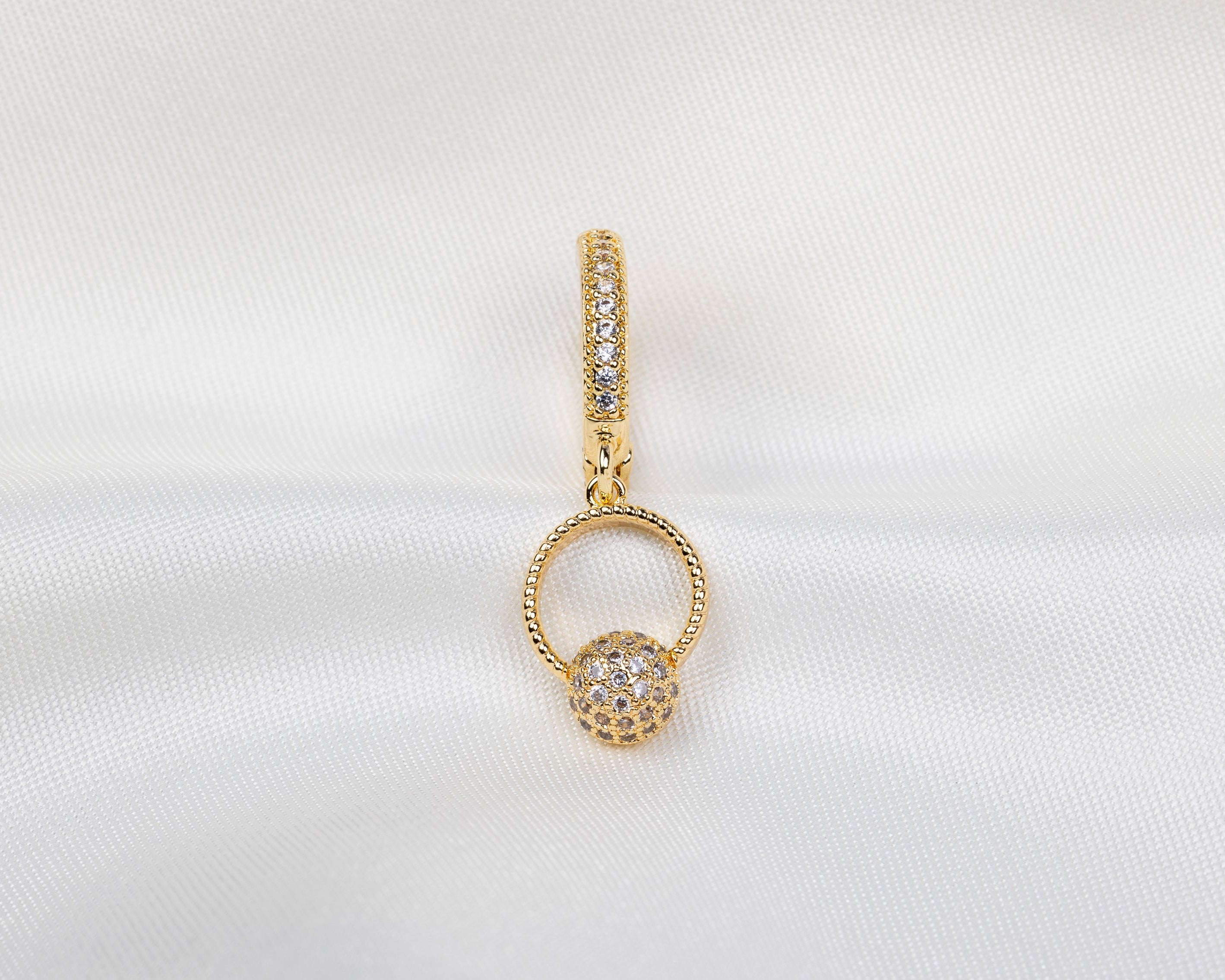 Handgemaakte 14k gold plated oorbel met een hangende bol hanger ingelegd met witte zirkonia