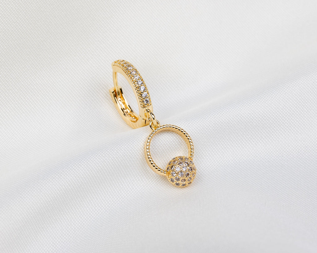 Handgemaakte 14k gold plated oorbel met een hangende bol hanger ingelegd met witte zirkonia