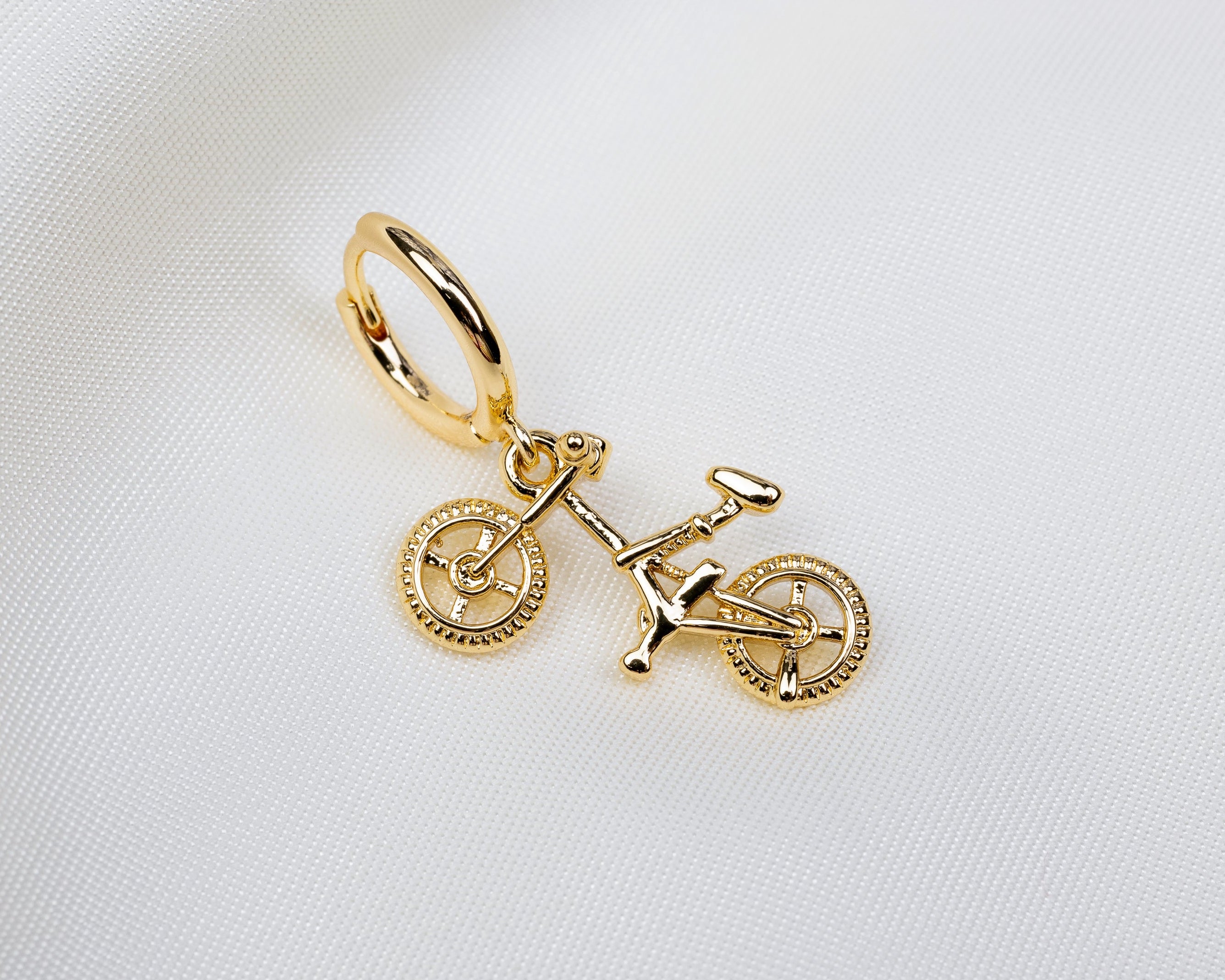Handgemaakte 14k gold plated oorbel met een hanger in de vorm van een fiets 