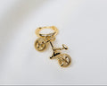 Handgemaakte 14k gold plated oorbel met een hanger in de vorm van een fiets 