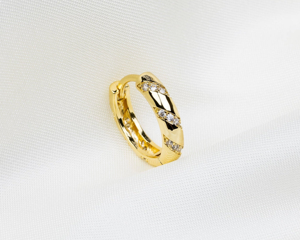 14k gold plated oorbel met een gedraaide pavé zetting van witte zirkonia