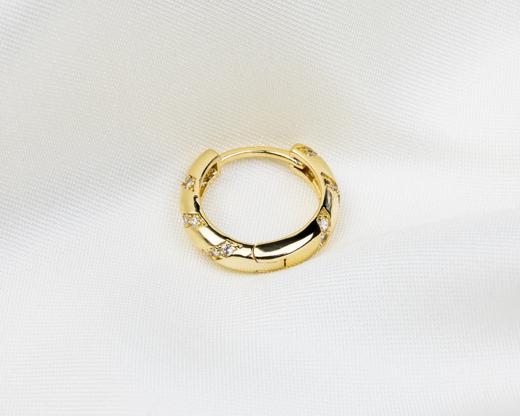 14k gold plated oorbel met een gedraaide pavé zetting van witte zirkonia