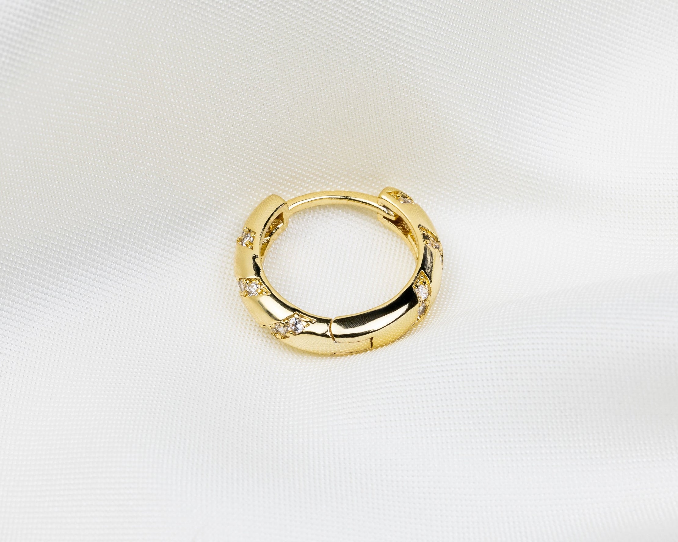 14k gold plated oorbel met een gedraaide pavé zetting van witte zirkonia