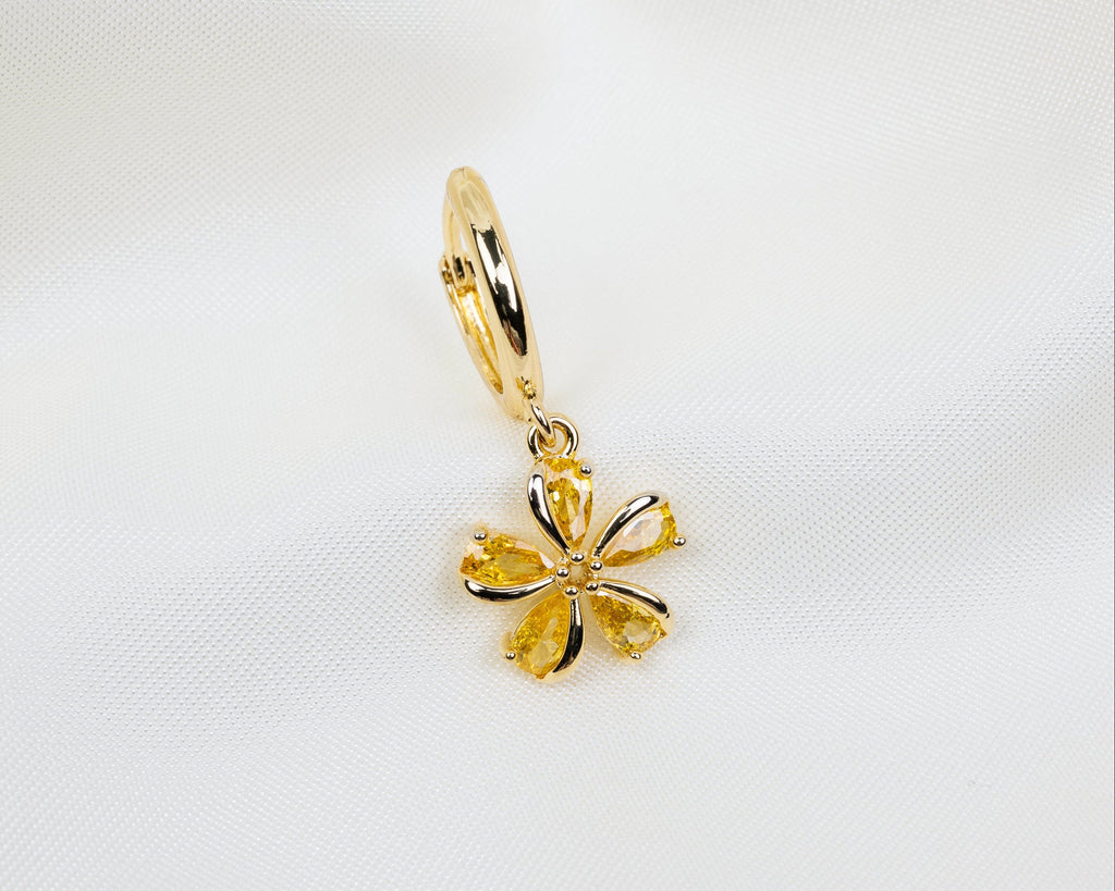 Handgemaakte 14k gold plated oorbel met een sakura bloem hanger van gele zirkonia
