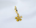 Handgemaakte 14k gold plated oorbel met een sakura bloem hanger van gele zirkonia