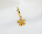 Handgemaakte 14k gold plated oorbel met een sakura bloem hanger van gele zirkonia