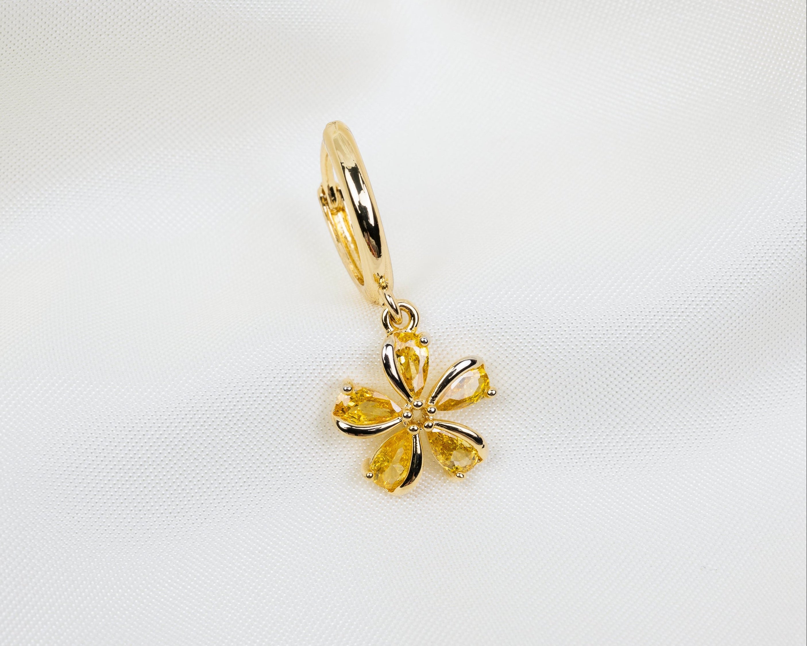 Handgemaakte 14k gold plated oorbel met een sakura bloem hanger van gele zirkonia