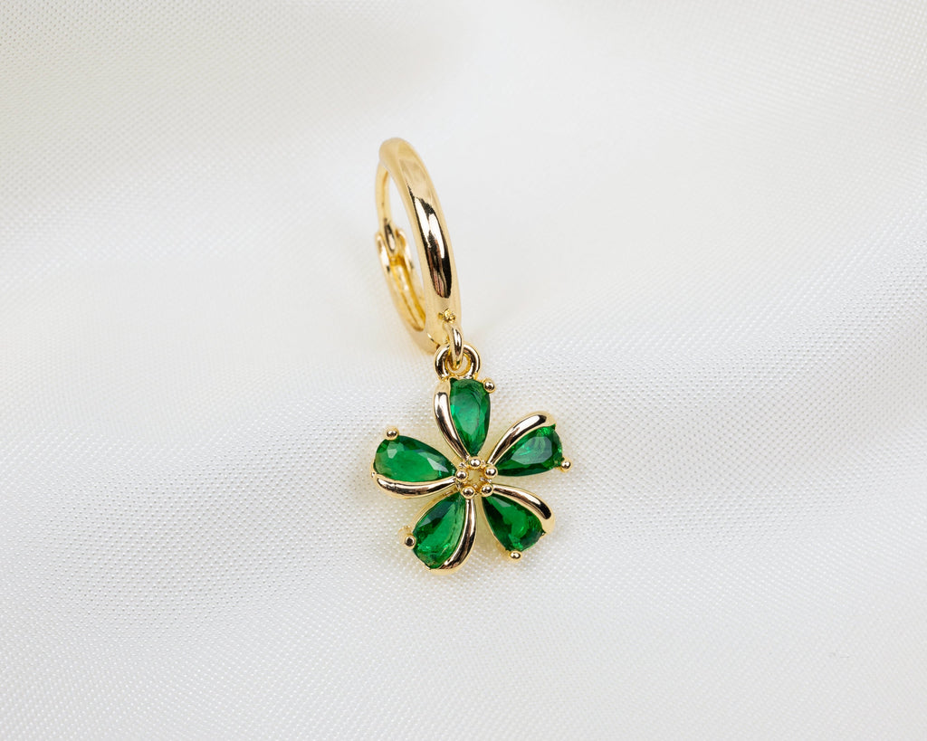 Handgemaakte 14k gold plated oorbel met een sakura bloem hanger van groene zirkonia