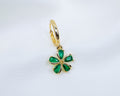 Handgemaakte 14k gold plated oorbel met een sakura bloem hanger van groene zirkonia