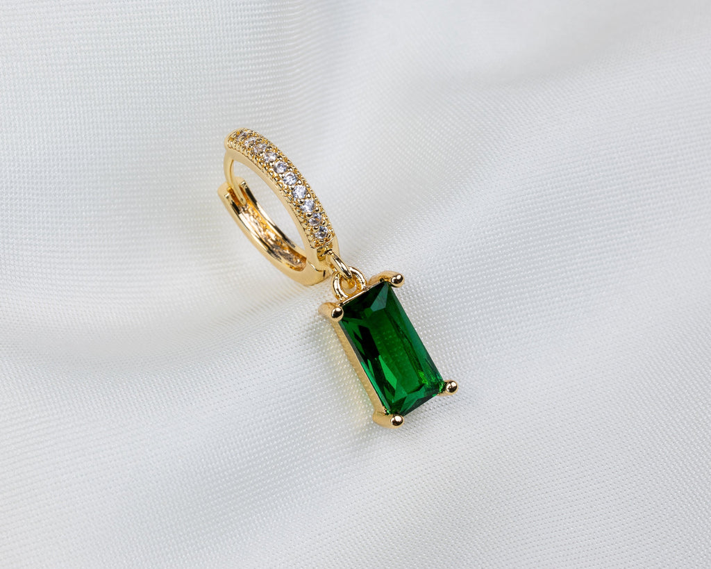 Handgemaakte 14k gold plated oorbel met groene zirkonia hanger