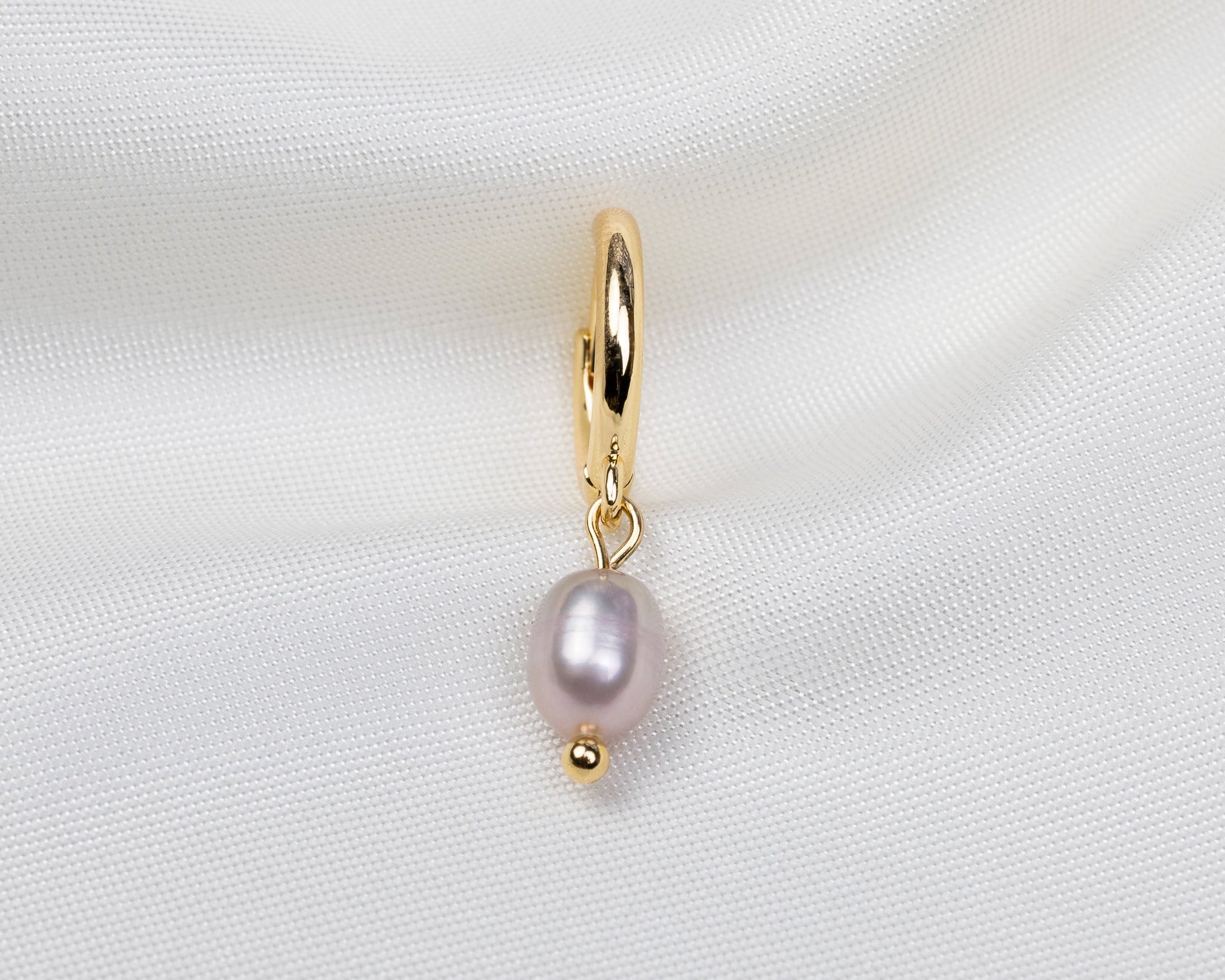 Handgemaakte 14k gold plated oorbel met een paarse zoetwaterparel hanger