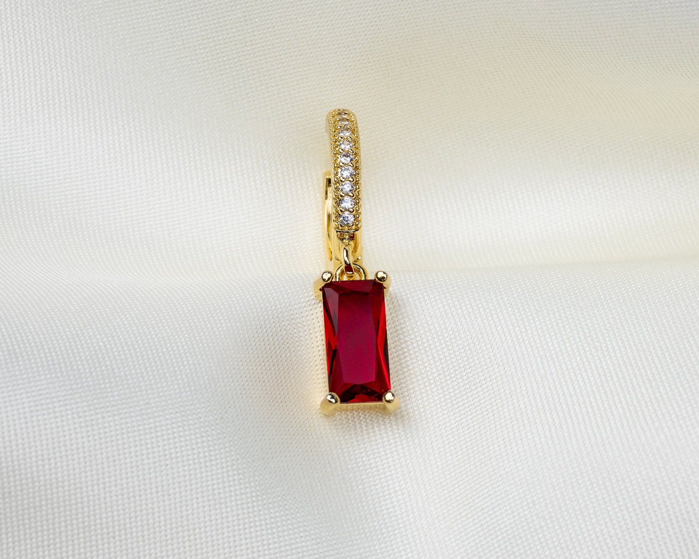 Handgemaakte 14k gold plated oorbel met rode zirkonia hanger