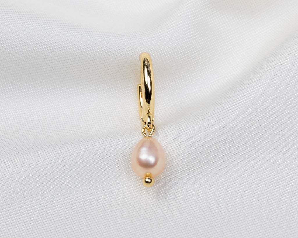 Handgemaakte 14k gold plated oorbel met een roze zoetwaterparel hanger