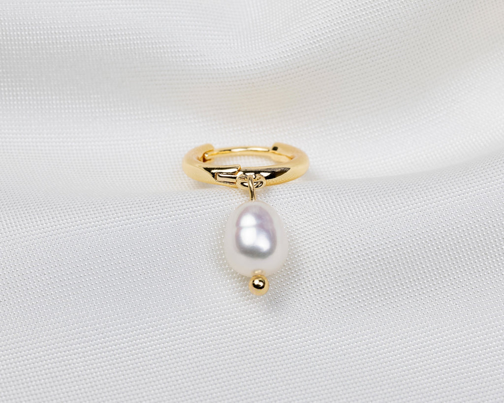 Handgemaakte 14k gold plated oorbel met een witte zoetwaterparel hanger