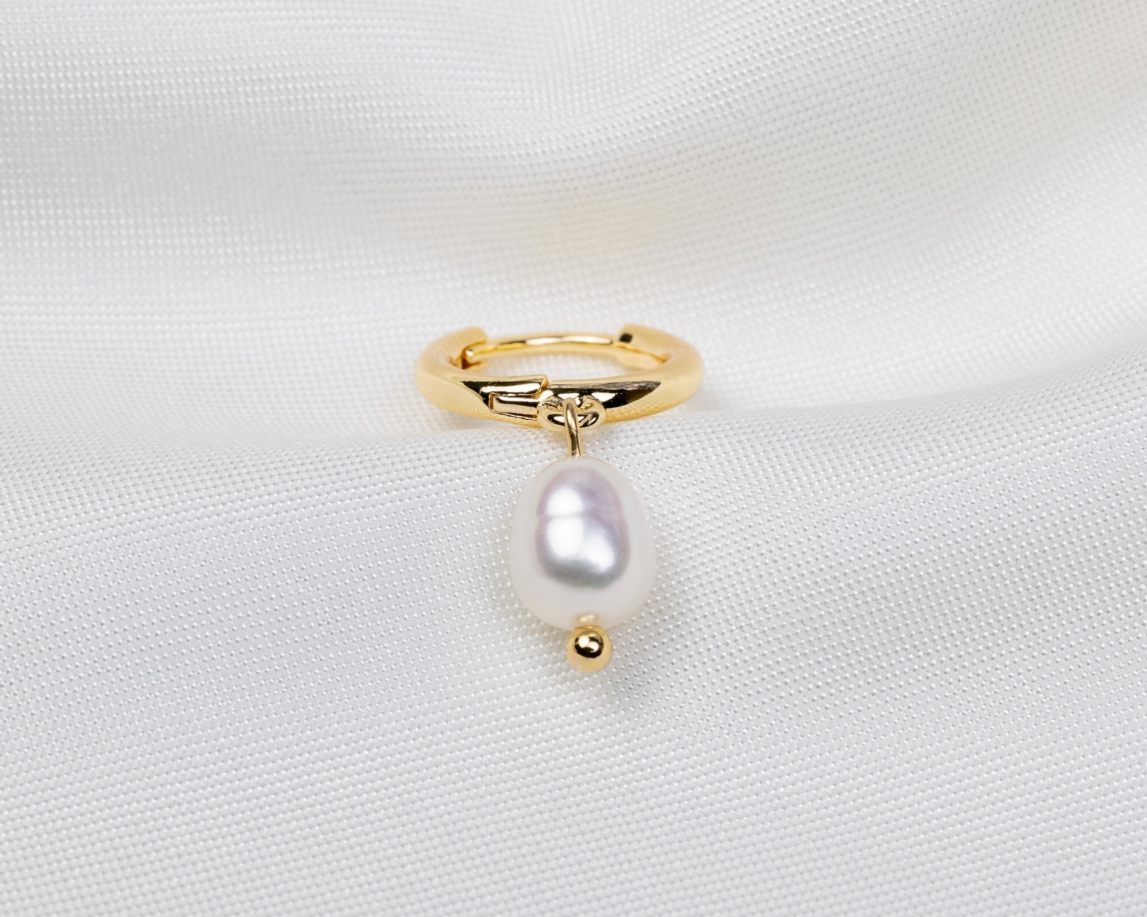 Handgemaakte 14k gold plated oorbel met een witte zoetwaterparel hanger