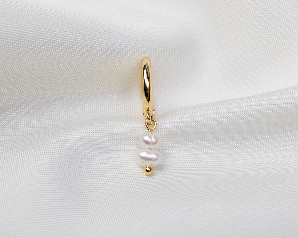 Handgemaakte 14k gold plated oorbel met hanger van 2 witte aardappelvormige zoetwaterparels