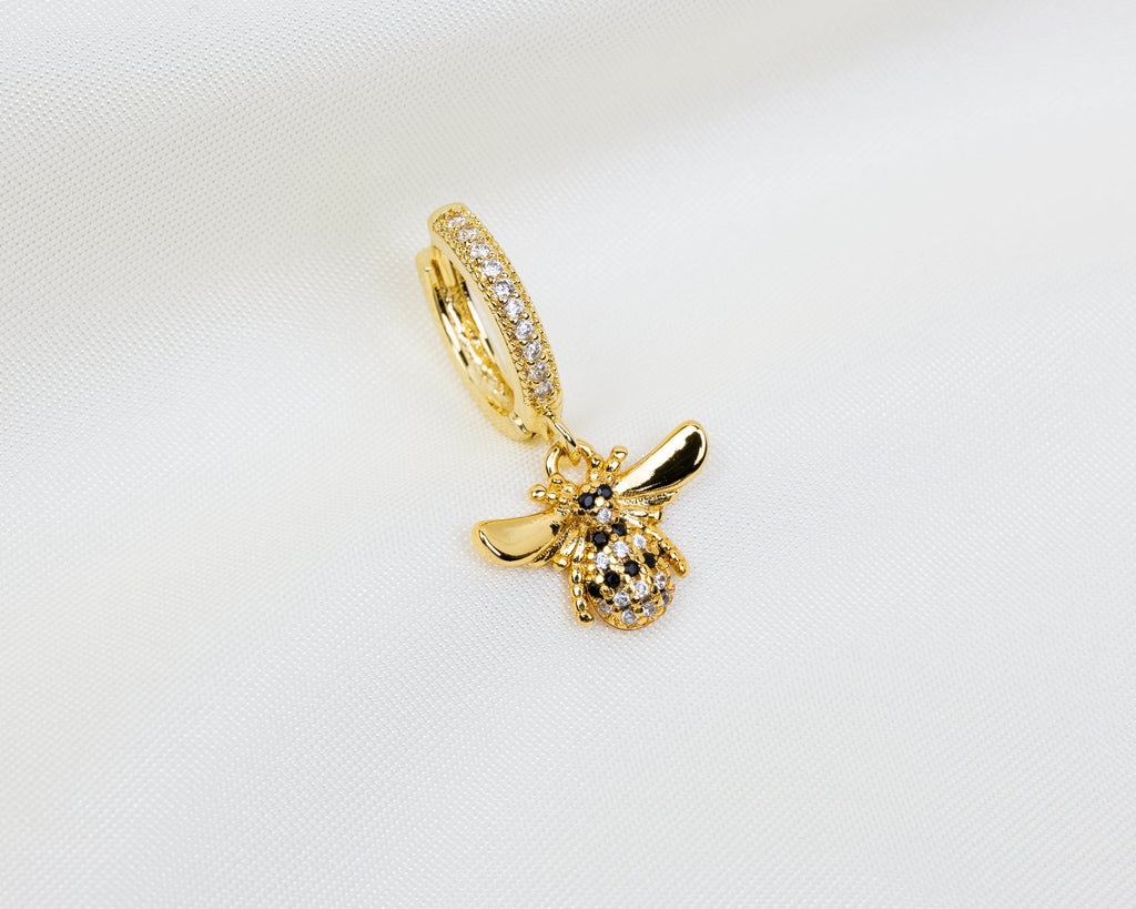 Handgemaakte 14k gold plated oorbel met honingbij hanger en pavé zetting van zirkonia