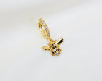 Handgemaakte 14k gold plated oorbel met honingbij hanger en pavé zetting van zirkonia