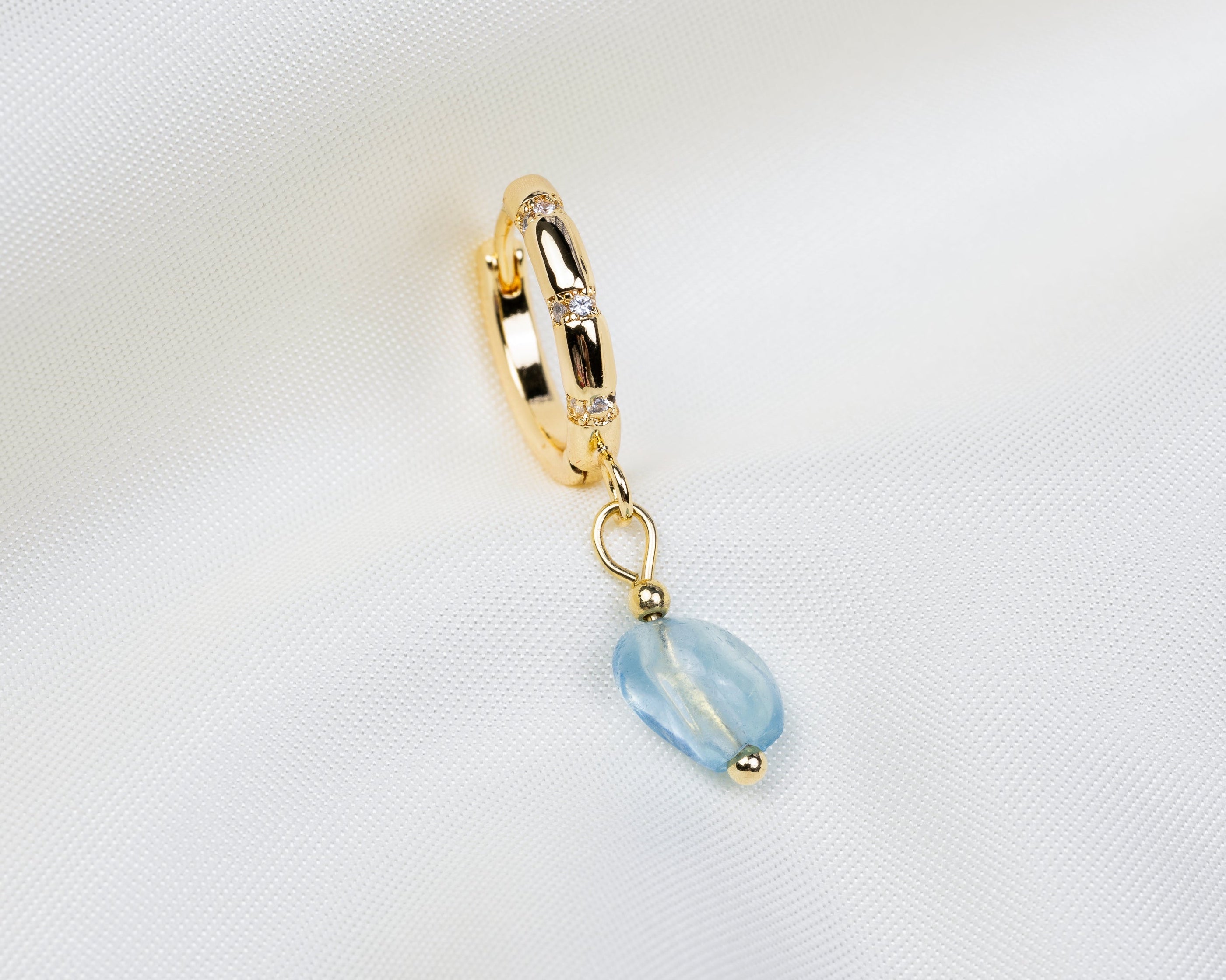 Handgemaakte 14k gold plated oorbel met ingelegde zirkonia en een aquamarijn hanger