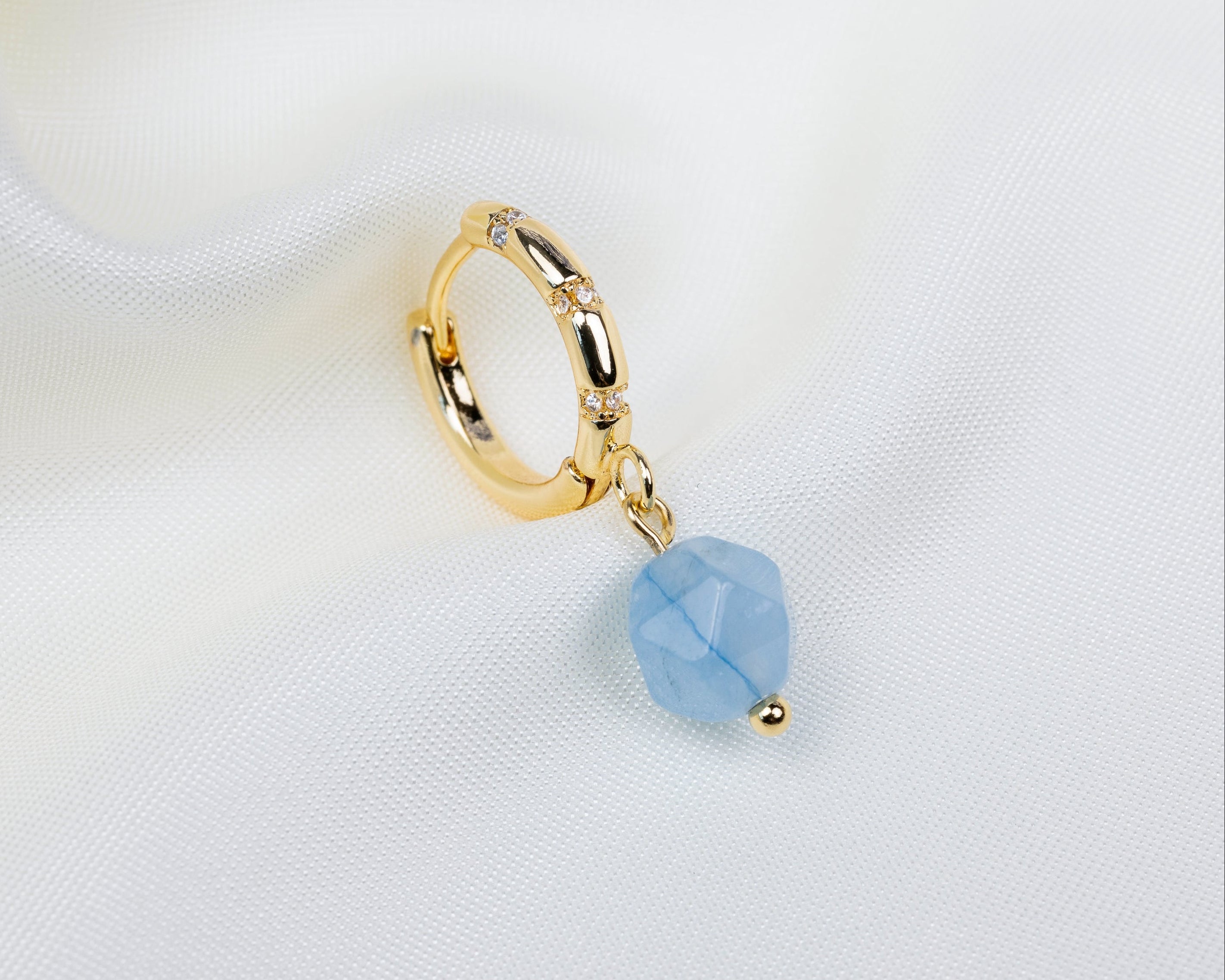 Handgemaakte 14k gold plated oorbel met ingelegde zirkonia en een blauwe natuursteen hanger
