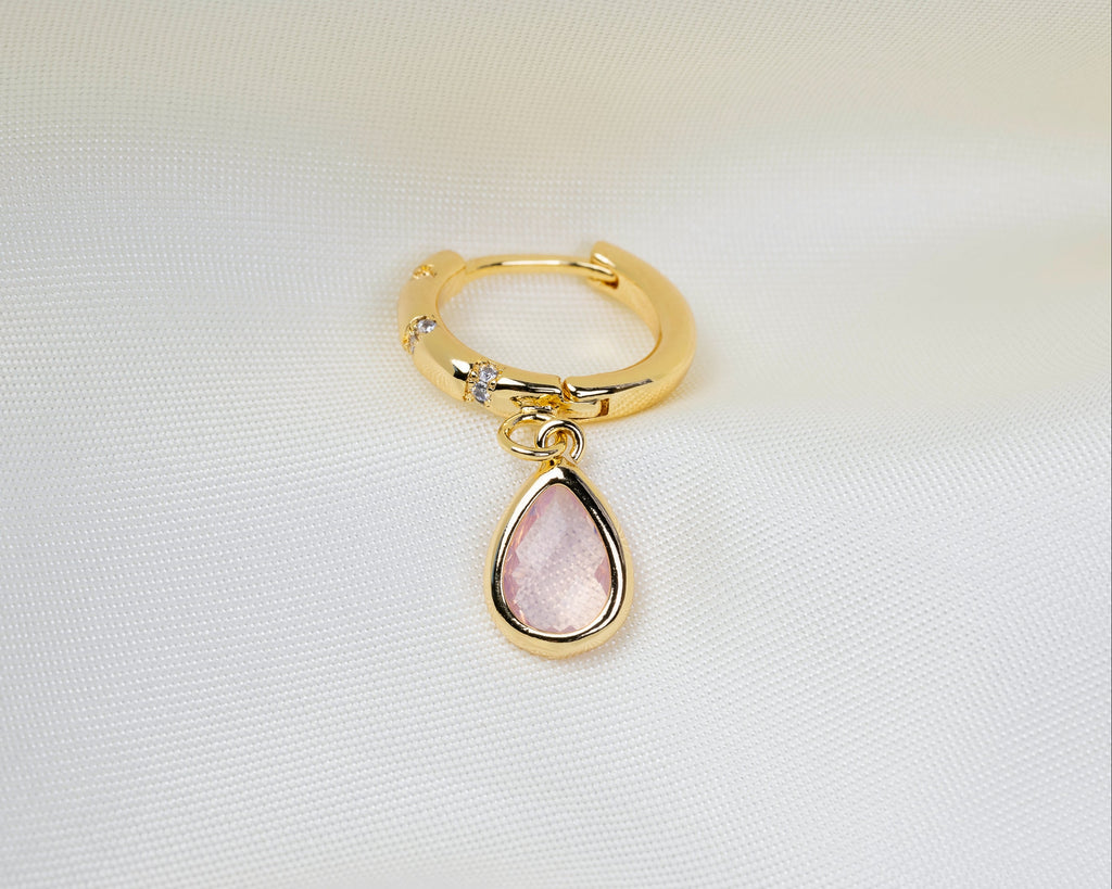 Handgemaakte 14k gold plated oorbel met ingelegde zirkonia en een druppelvormige hanger van roze zirkonia