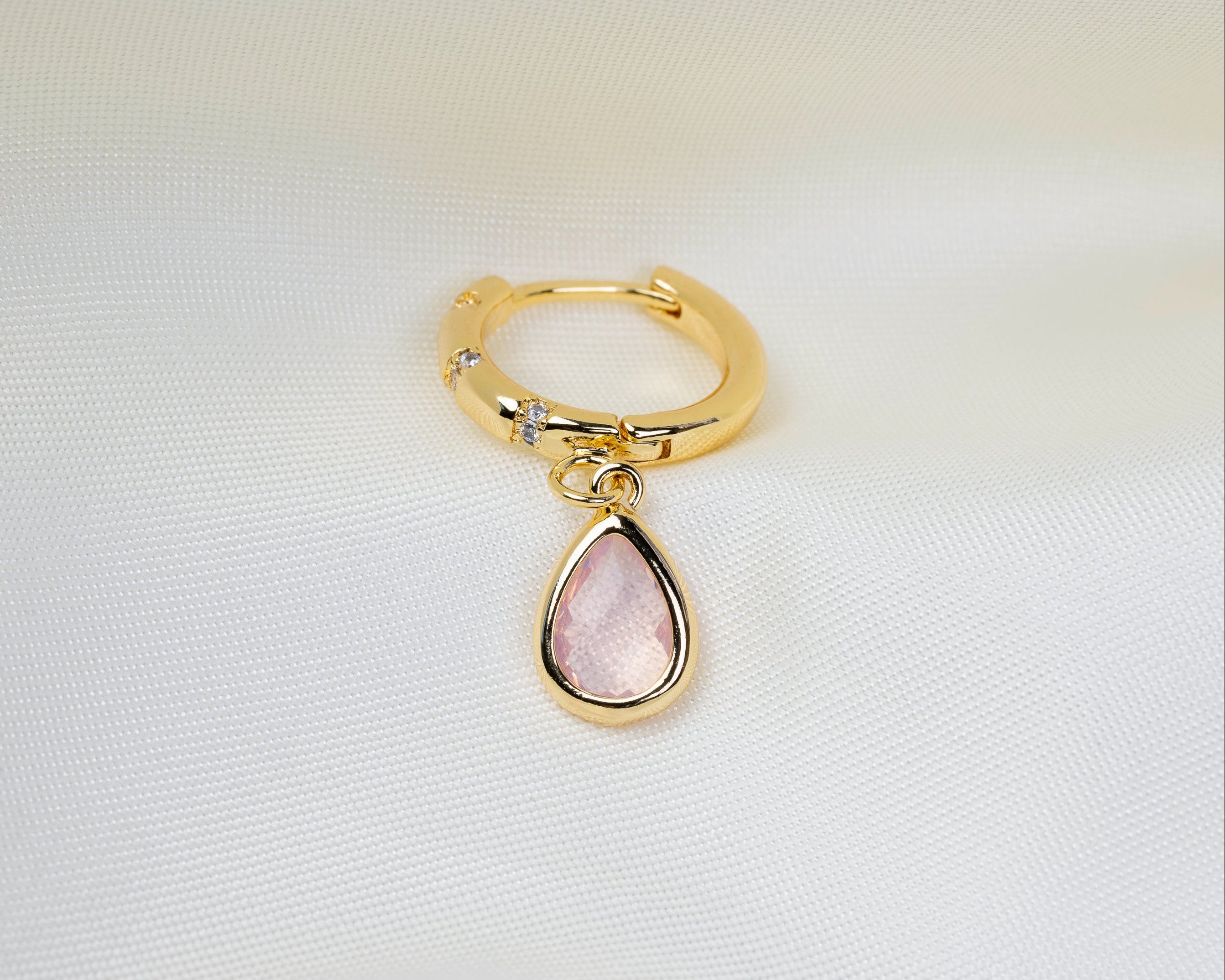 Handgemaakte 14k gold plated oorbel met ingelegde zirkonia en een druppelvormige hanger van roze zirkonia