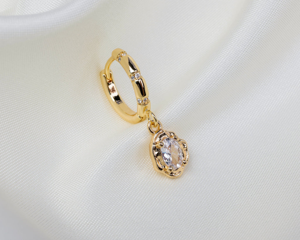 Handgemaakte 14k gold plated oorbel met ingelegde zirkonia en een druppel hanger van witte zirkonia