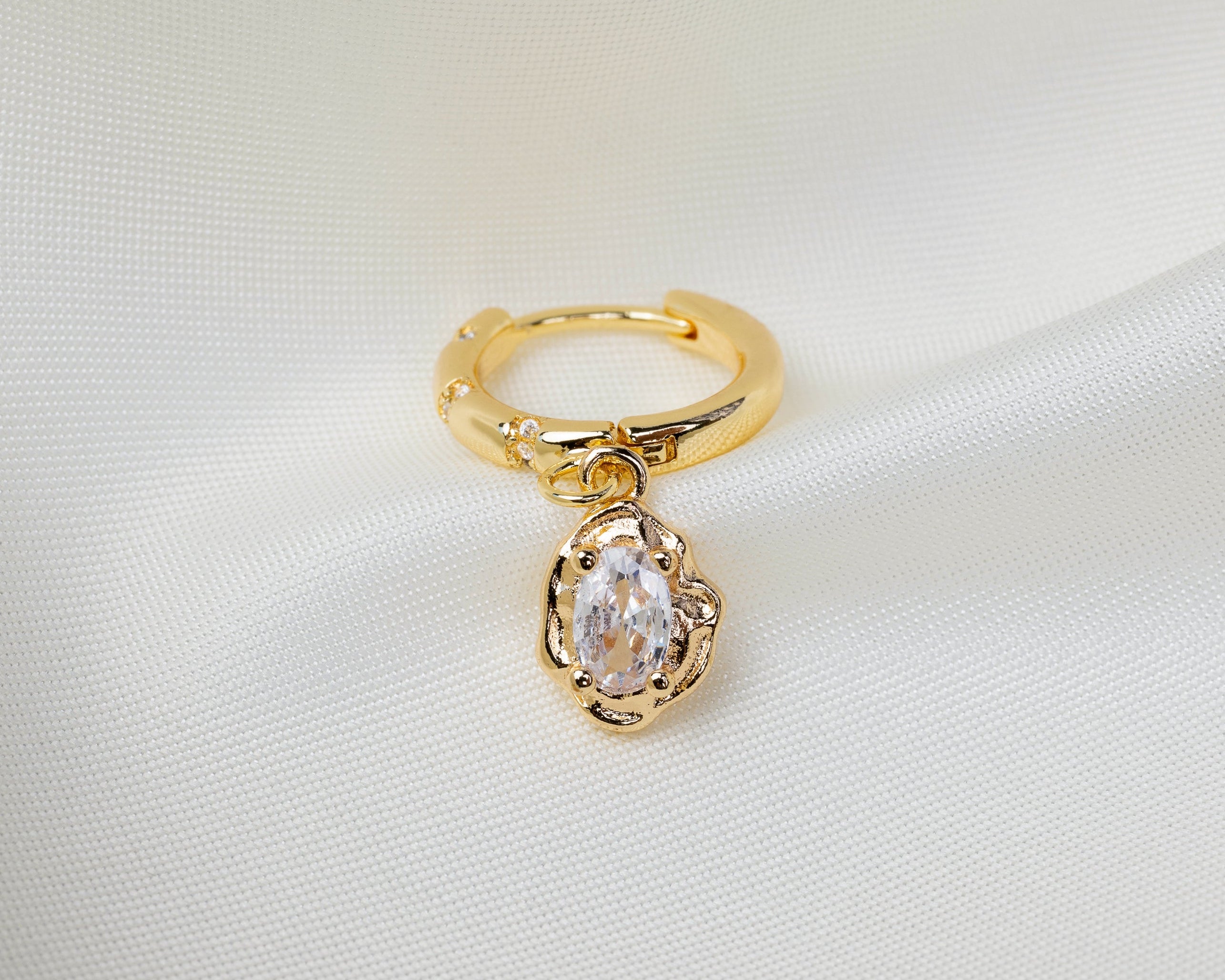 Handgemaakte 14k gold plated oorbel met ingelegde zirkonia en een druppel hanger van witte zirkonia