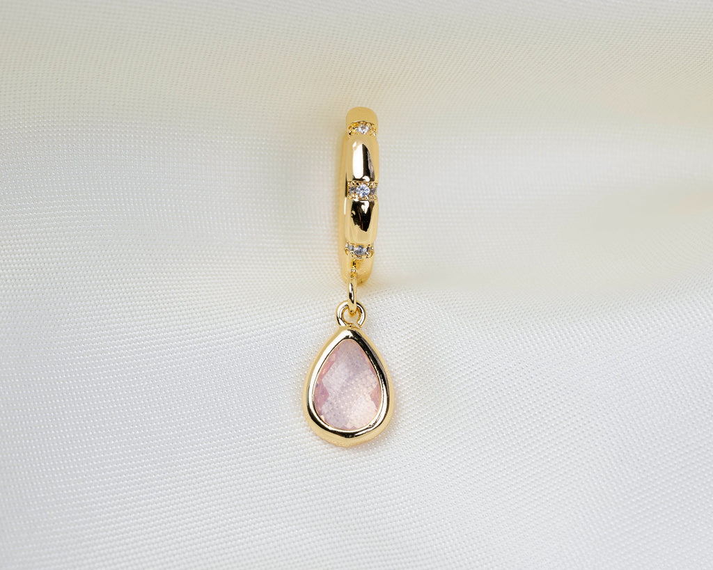 Handgemaakte 14k gold plated oorbel met ingelegde zirkonia en een druppelvormige hanger van roze zirkonia