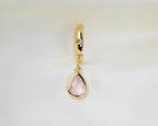 Handgemaakte 14k gold plated oorbel met ingelegde zirkonia en een druppelvormige hanger van roze zirkonia