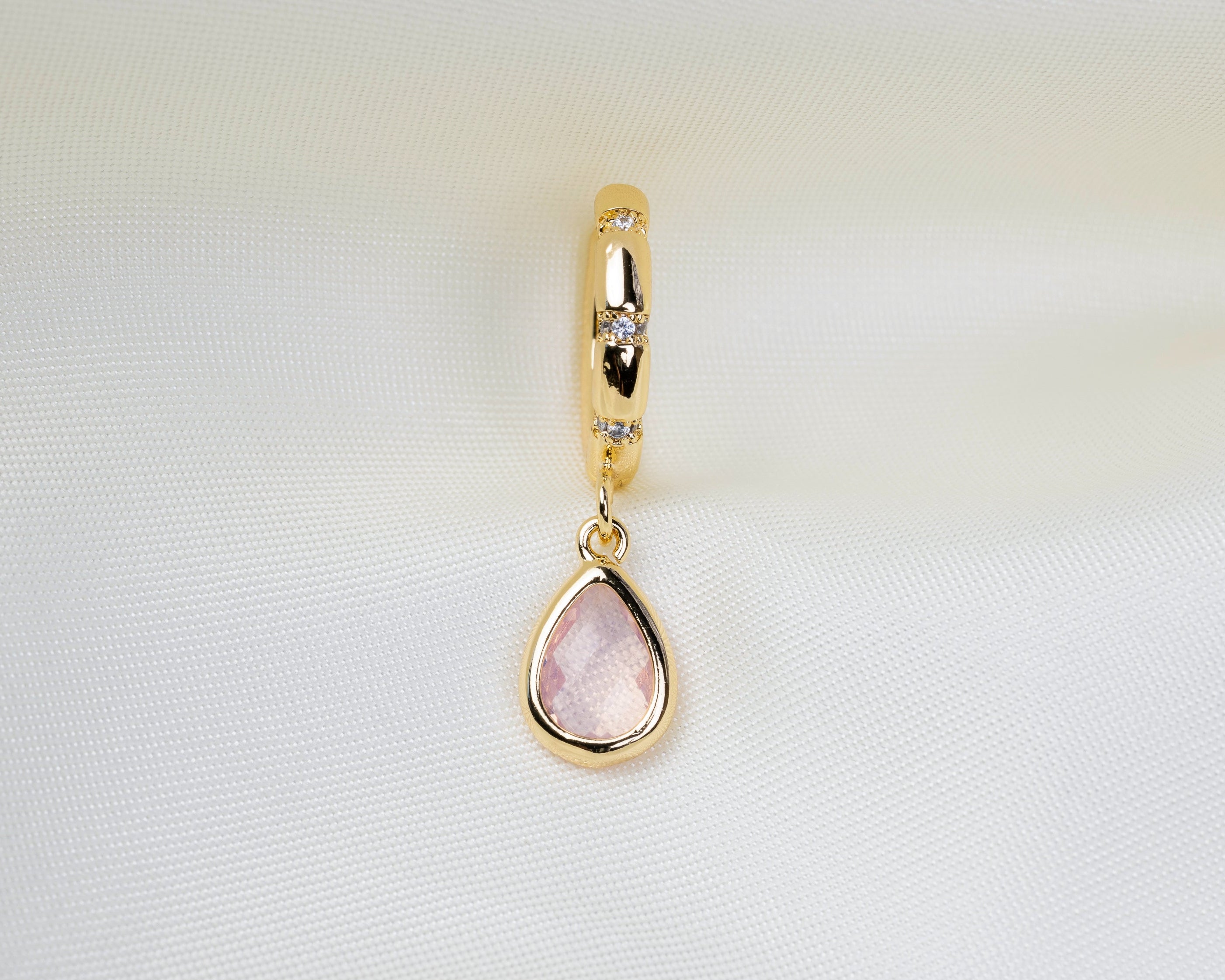 Handgemaakte 14k gold plated oorbel met ingelegde zirkonia en een druppelvormige hanger van roze zirkonia