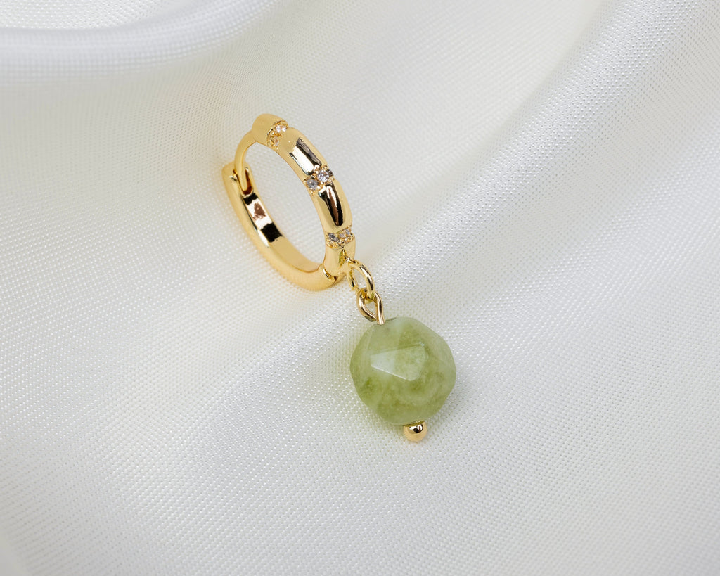 Handgemaakte 14k gold plated oorbel met ingelegde zirkonia en een groene natuursteen hanger