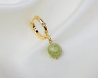 Handgemaakte 14k gold plated oorbel met ingelegde zirkonia en een groene natuursteen hanger