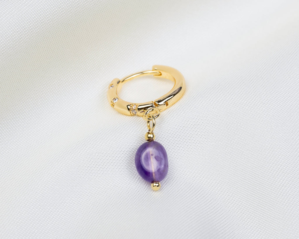 Handgemaakte 14k gold plated oorbel met ingelegde zirkonia en een amethist hanger