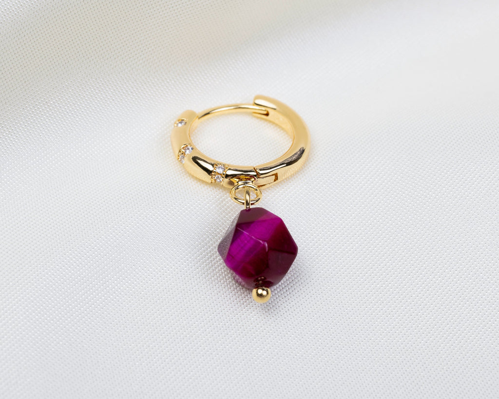 Handgemaakte 14k gold plated oorbel met ingelegde zirkonia en een roze tijgeroog hanger