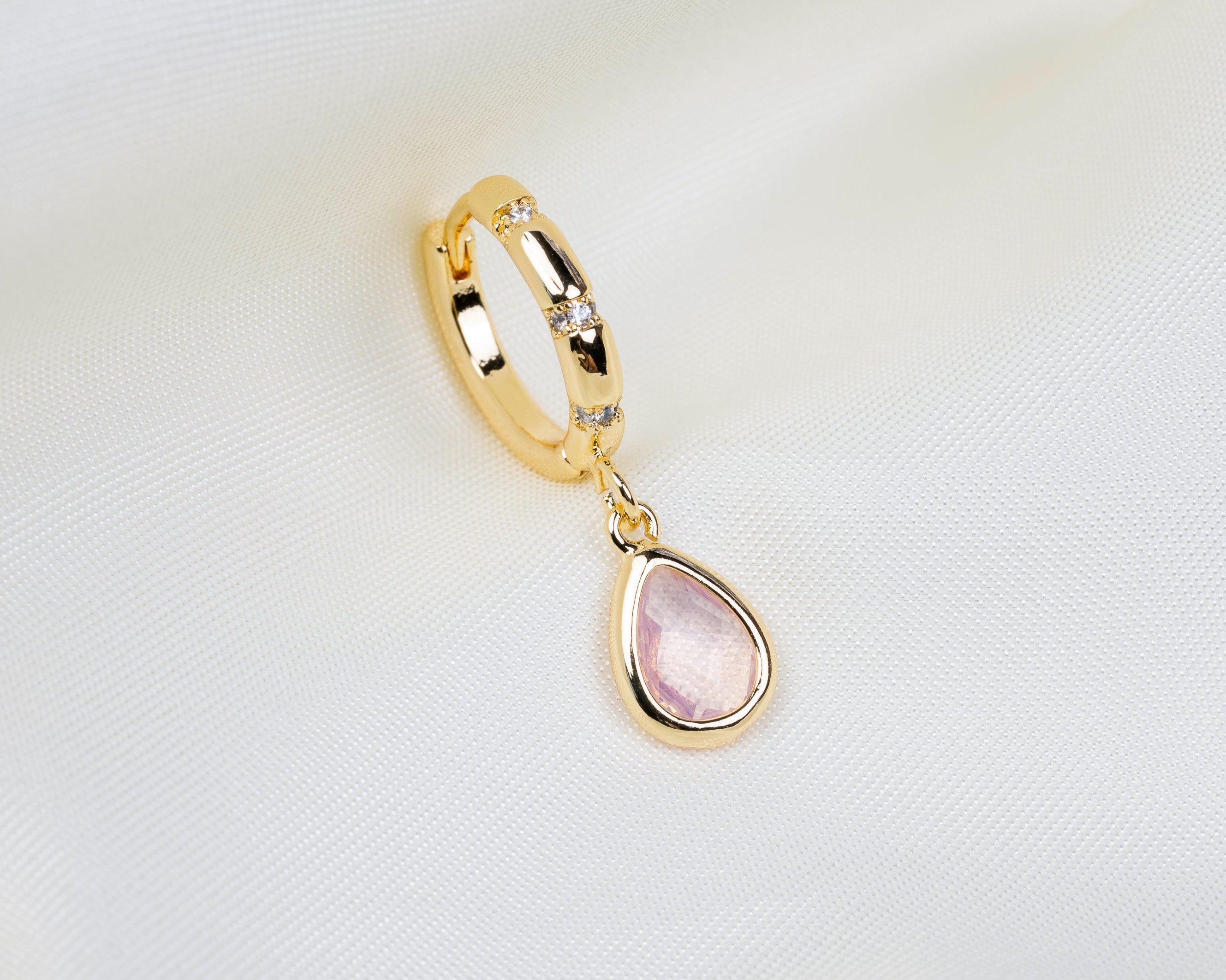 Handgemaakte 14k gold plated oorbel met ingelegde zirkonia en een druppelvormige hanger van roze zirkonia