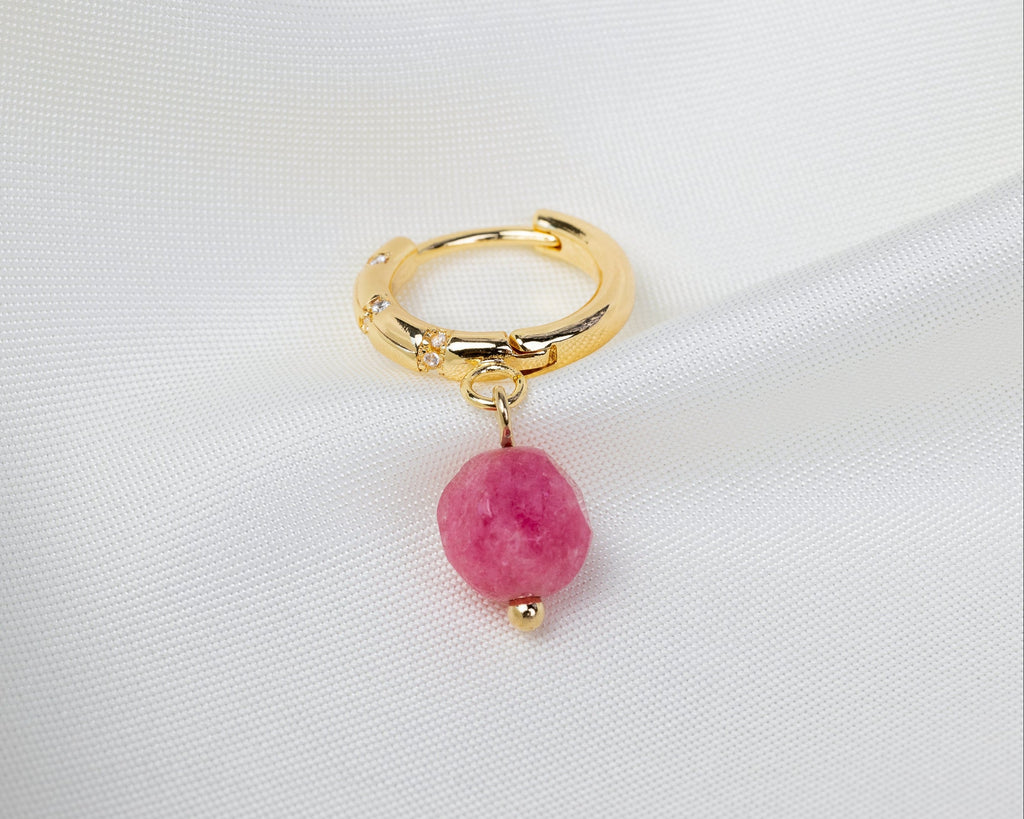 Handgemaakte 14k gold plated oorbel met ingelegde zirkonia en een roze natuursteen hanger