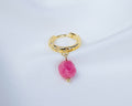 Handgemaakte 14k gold plated oorbel met ingelegde zirkonia en een roze natuursteen hanger