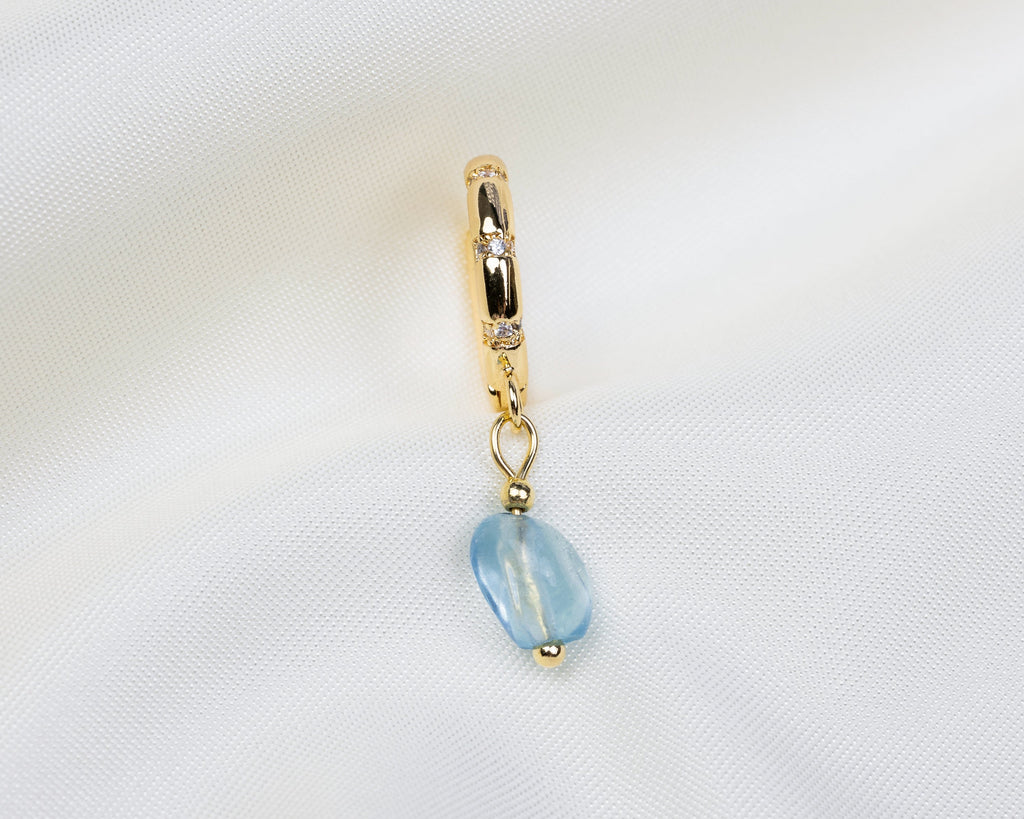 Handgemaakte 14k gold plated oorbel met ingelegde zirkonia en een aquamarijn hanger