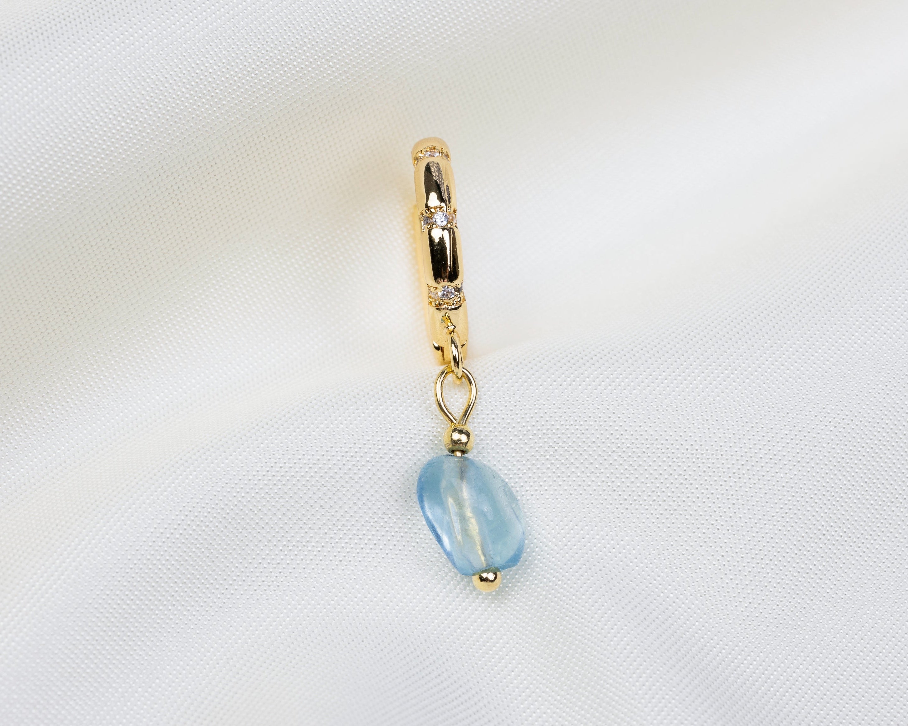 Handgemaakte 14k gold plated oorbel met ingelegde zirkonia en een aquamarijn hanger