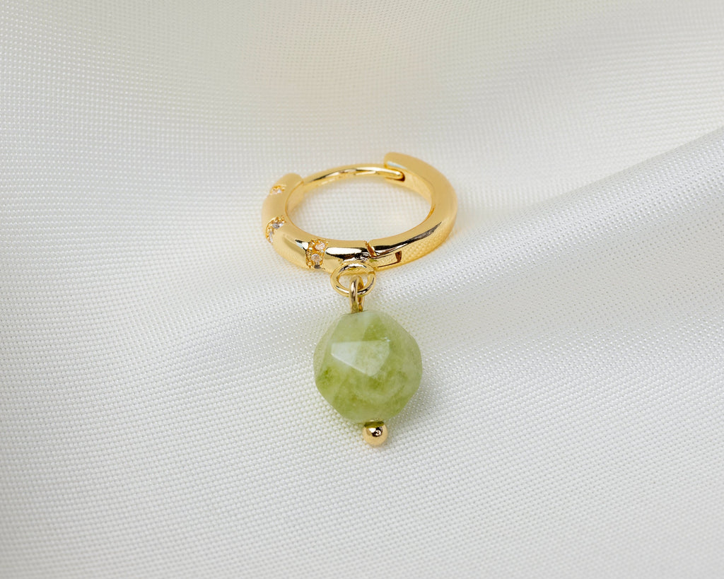 Handgemaakte 14k gold plated oorbel met ingelegde zirkonia en een groene natuursteen hanger