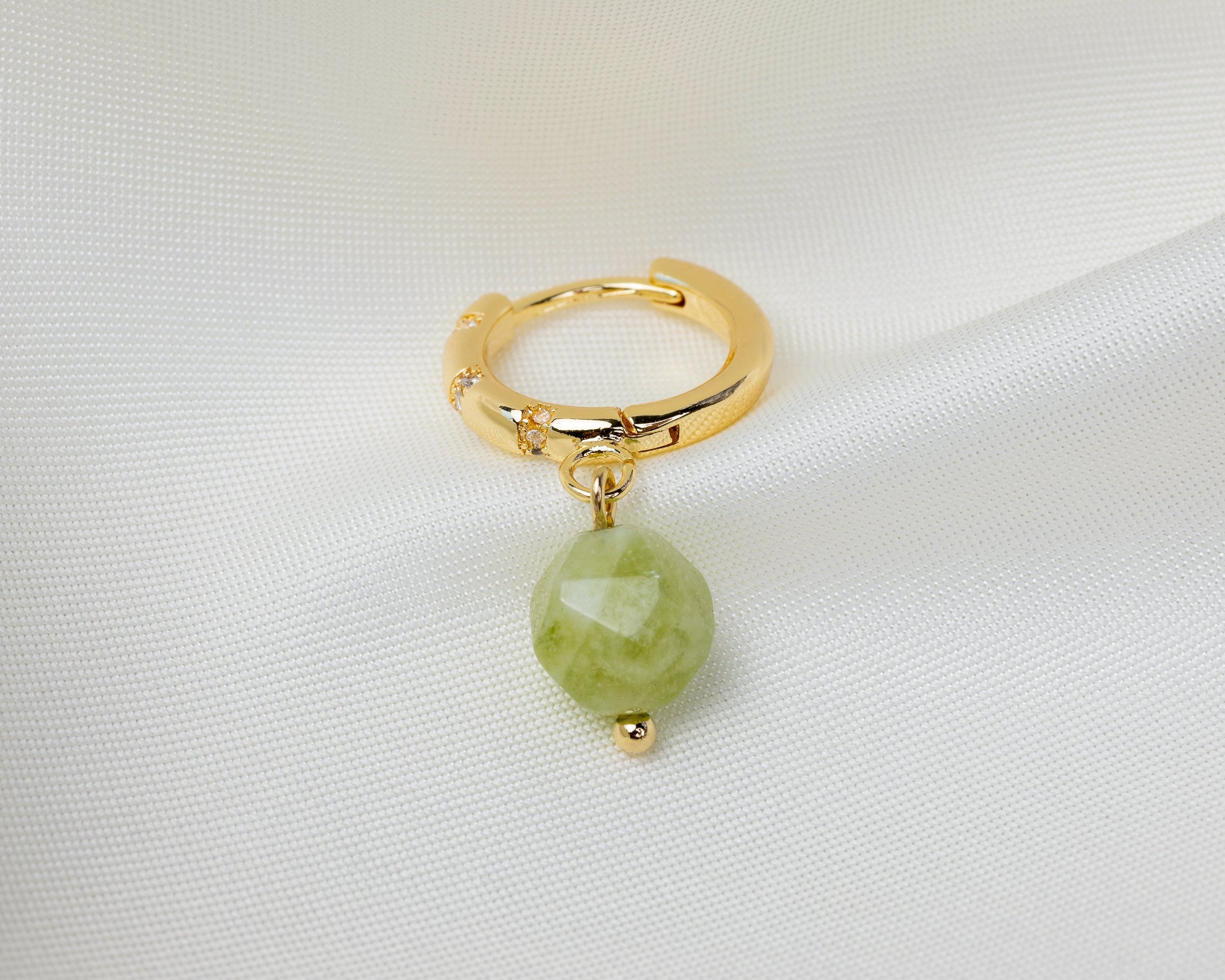Handgemaakte 14k gold plated oorbel met ingelegde zirkonia en een groene natuursteen hanger