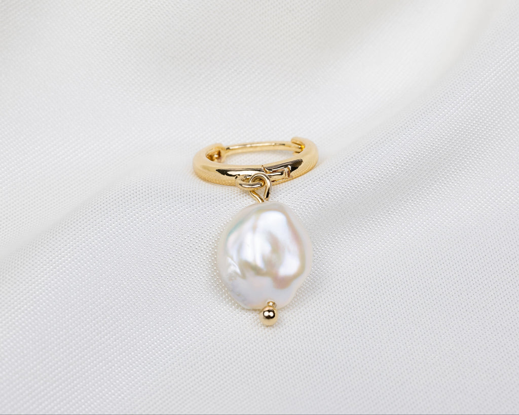 Handgemaakte 14k gold plated oorbel met witte keshi parel hanger