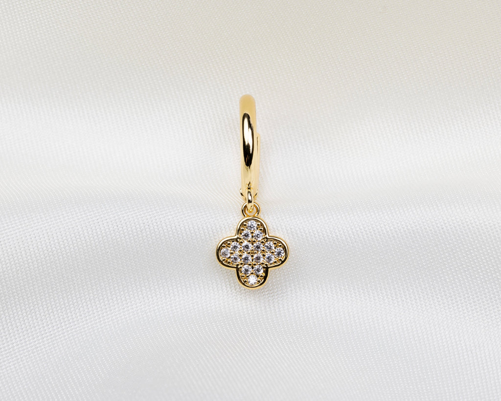 Handgemaakte 14k gold plated oorbel met een klavervormige hanger van witte zirkonia