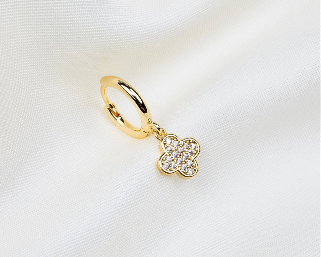 Handgemaakte 14k gold plated oorbel met een klavervormige hanger van witte zirkonia