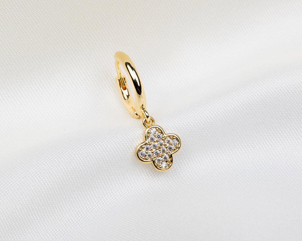 Handgemaakte 14k gold plated oorbel met een klavervormige hanger van witte zirkonia