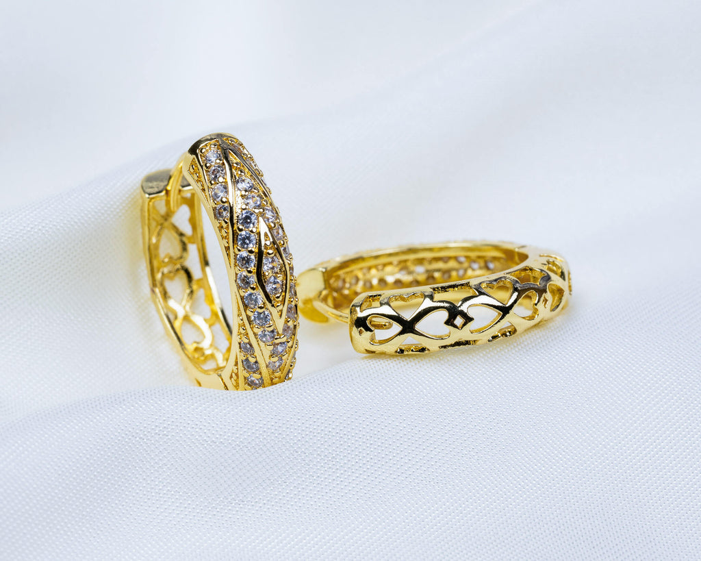 14k gold plated oorbel met een patroon pavé zetting van witte zirkonia en klaver patroon