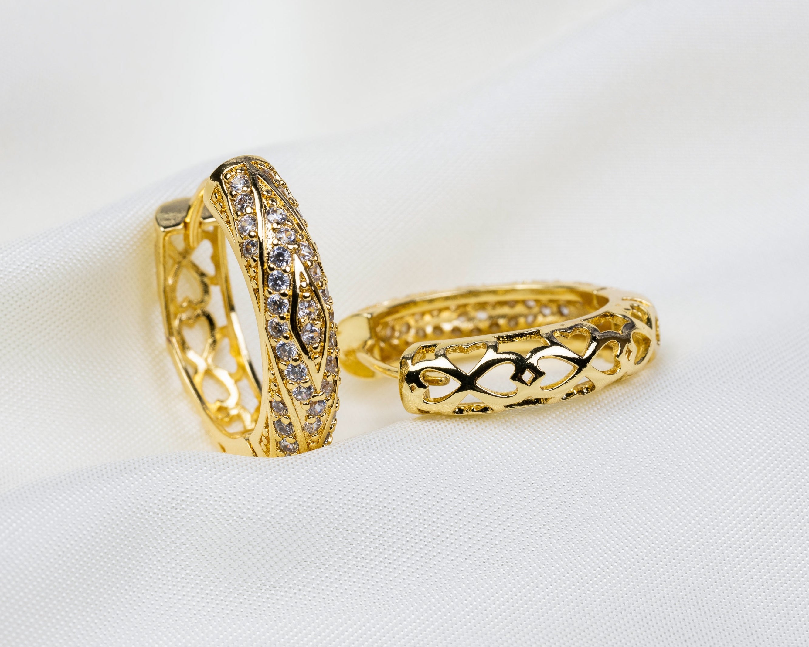 14k gold plated oorbel met een patroon pavé zetting van witte zirkonia en klaver patroon