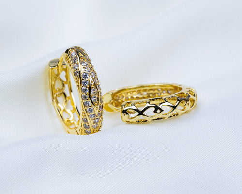 14k gold plated oorbel met een patroon pavé zetting van witte zirkonia en klaver patroon